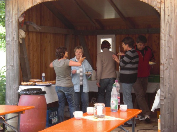Kuchenbuffet wird vorbereitet