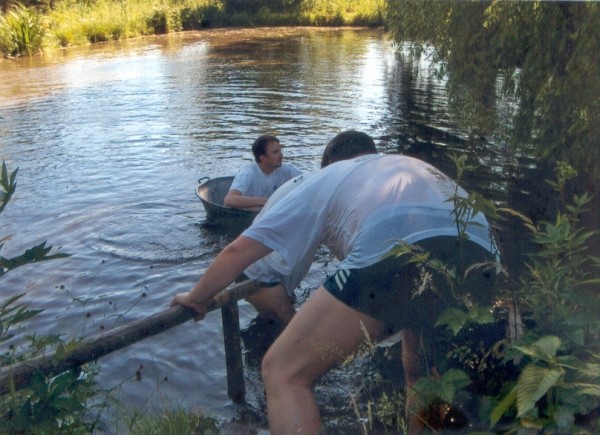 gibt es nicht nur in Schwarzenbach: Badewannenrennen