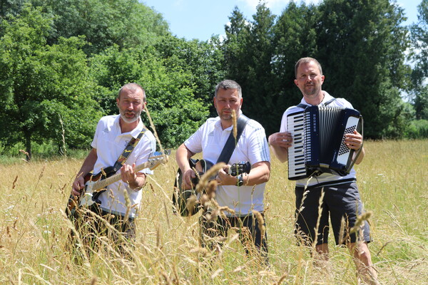 eine Band im Kornfeld